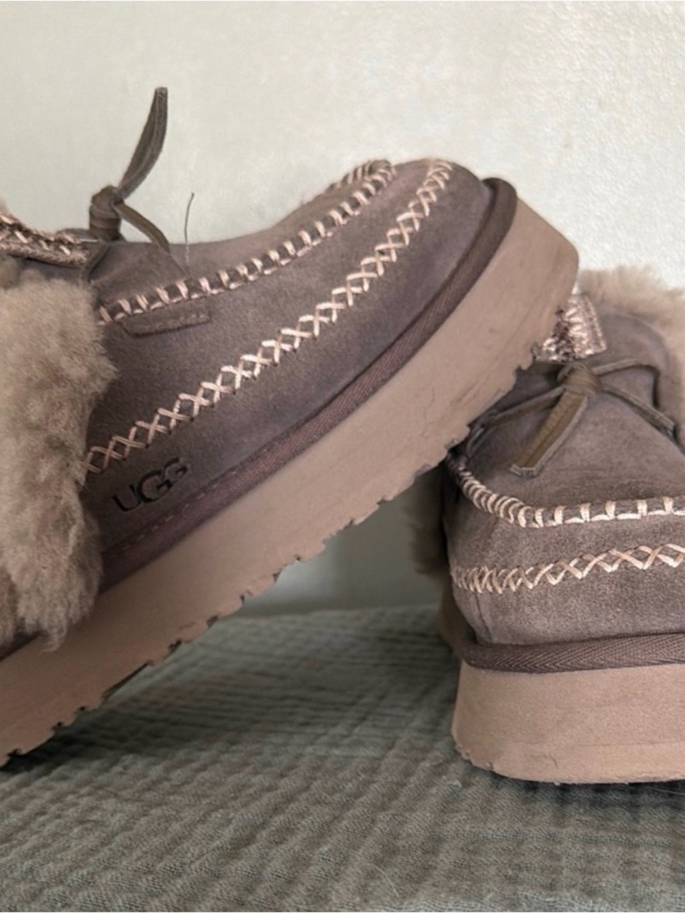 UGG Women's disquette alpine slippers - Taupe Suede with Shearling Trim